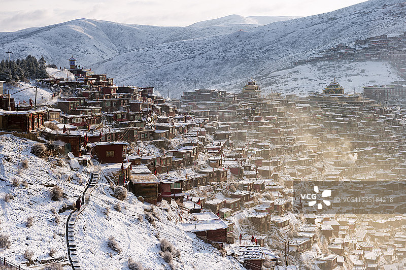 喇荣沟藏族佛学院雪后日出景色图片素材