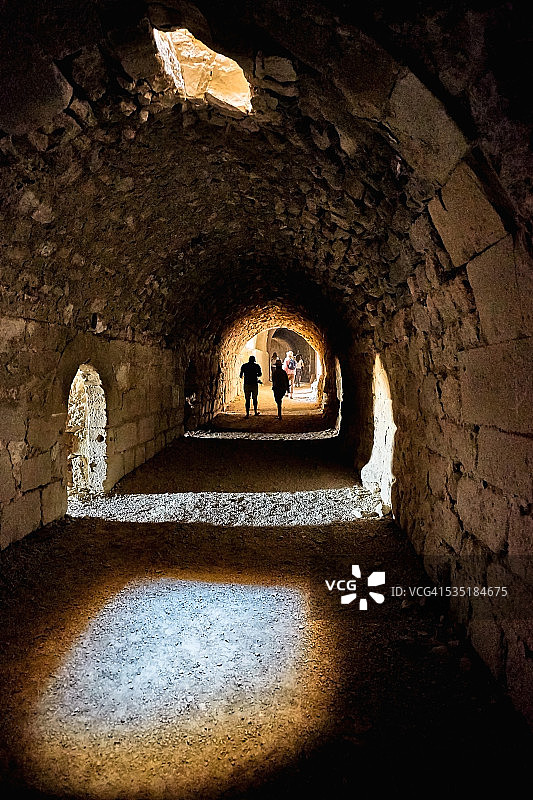 约旦卡拉克城堡隧道的游客图片素材
