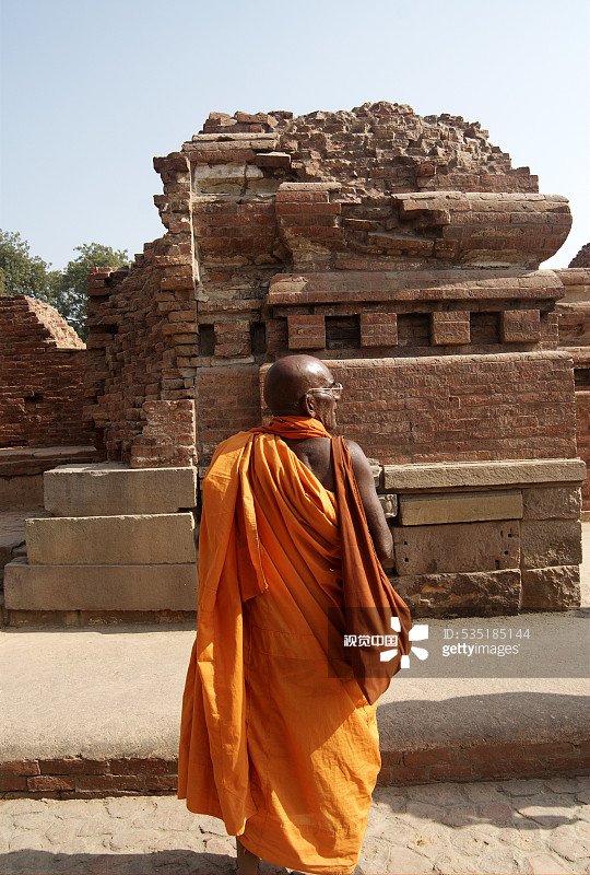 佛教僧侣在印度北方邦萨尔纳特遗址中行走图片素材