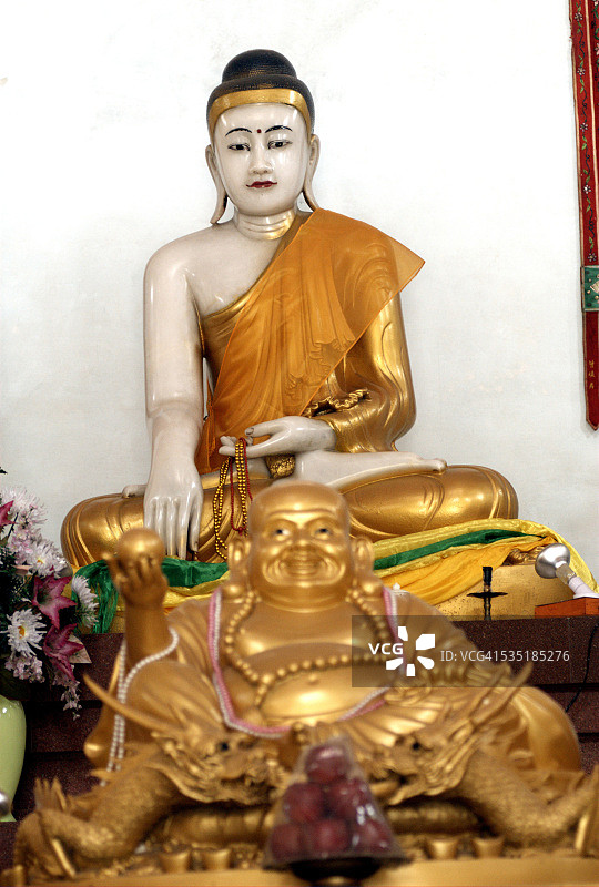 印度北方邦萨尔纳特中国寺庙的白色大理石弥勒佛像图片素材