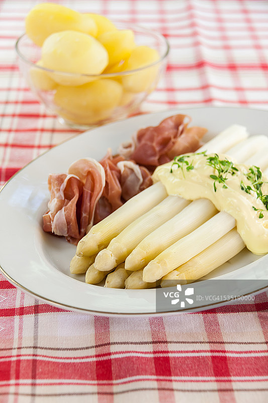 白芦笋配荷兰酱和帕尔马火腿图片素材