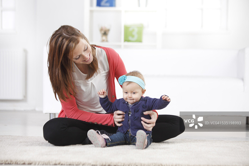 母亲和女儿在家图片素材