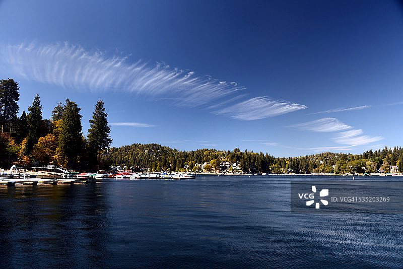 箭头湖与羽毛状云彩图片素材