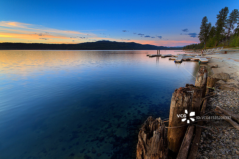 爱达荷州麦考尔，佩耶特湖上的秋日日落图片素材