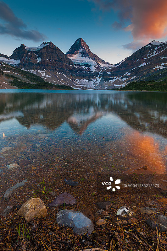 加拿大山脉倒影图片素材