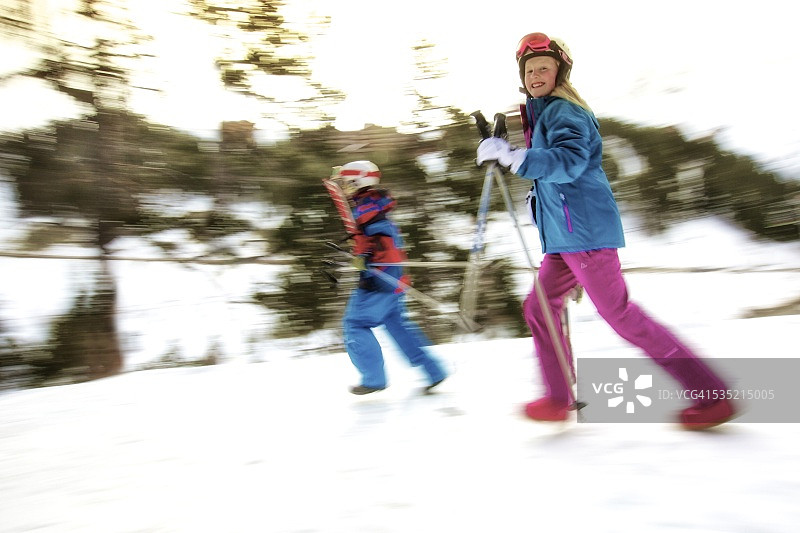 在雪地里滑雪的男孩和女孩图片素材