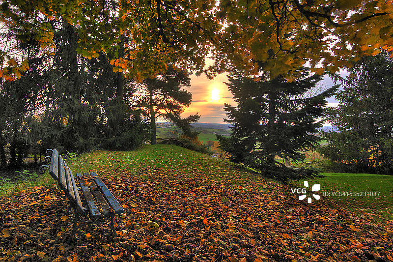 公园的长椅上图片素材