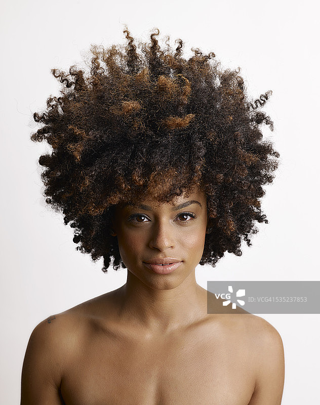 蓬松头发的年轻女人图片素材