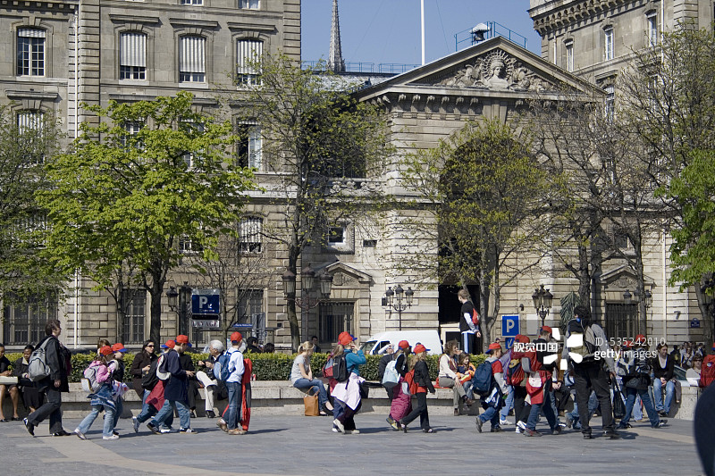 在法国巴黎街头行走的孩子们图片素材