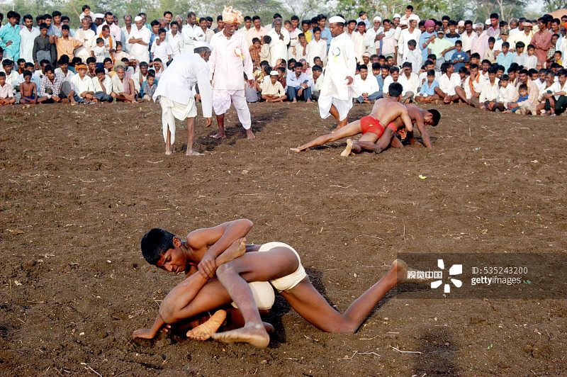 印度卡纳塔克邦贝尔高姆地区巴萨普尔村的Rathayatra节期间举行的摔跤比赛图片素材