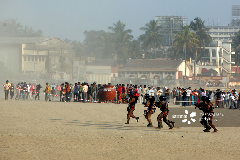 在印度马哈拉施特拉邦孟买Girgaum Chowpatty举行的特技飞行表演中，突击队进行的模拟演习攻击图片素材