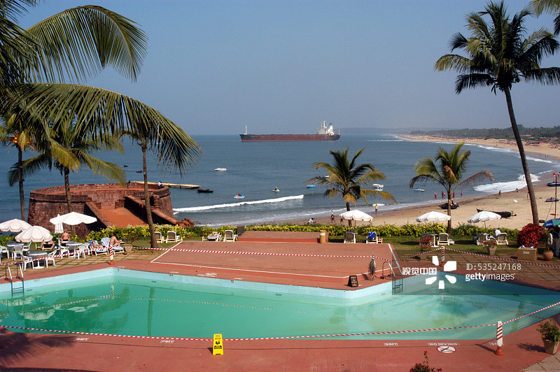 印度果阿邦辛奎里姆海滩附近的泰姬阿瓜达堡酒店游泳池图片素材