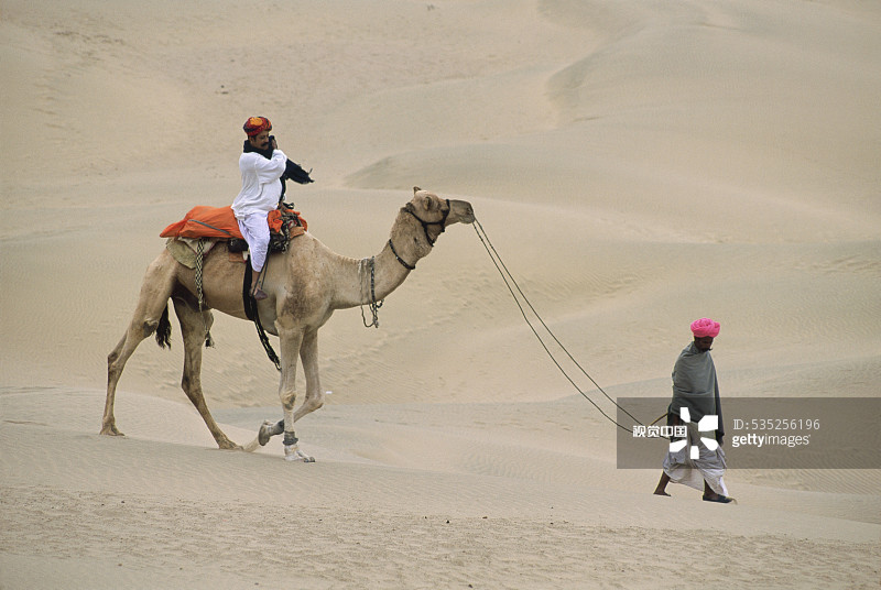 印度拉贾斯坦邦斋沙默尔沙漠中的拉贾斯坦邦男子图片素材