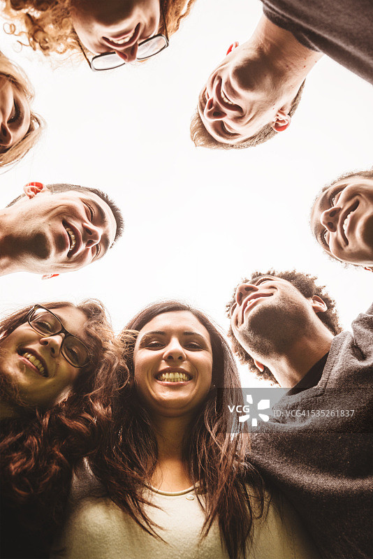 朋友们拥抱在一起，欣赏着远处的风景图片素材