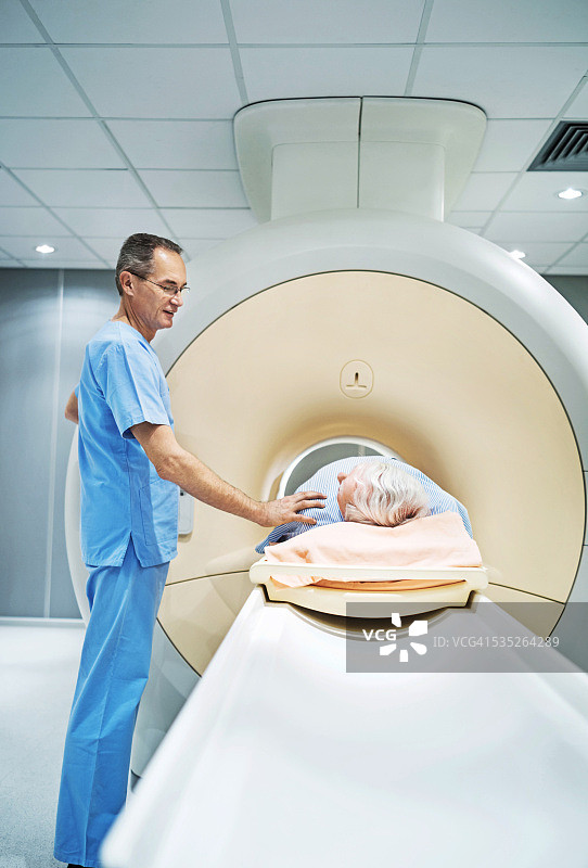 放射科医生安慰病人图片素材