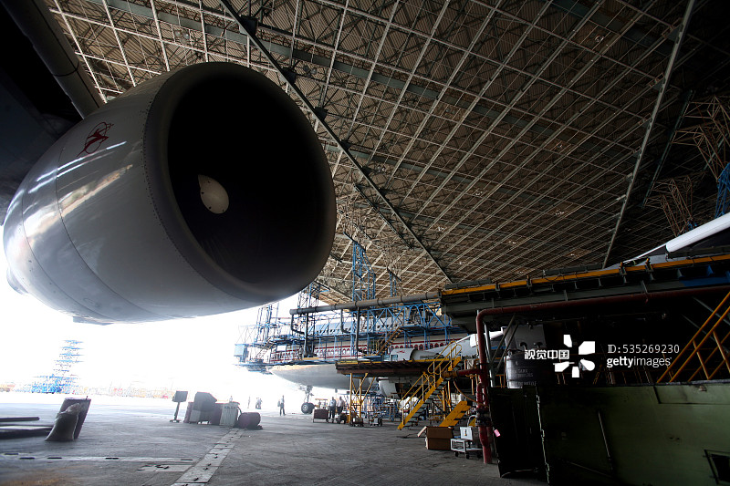 波音747-400停放在孟买 छत्रपति·希瓦吉国际机场的机库进行维护和修理图片素材