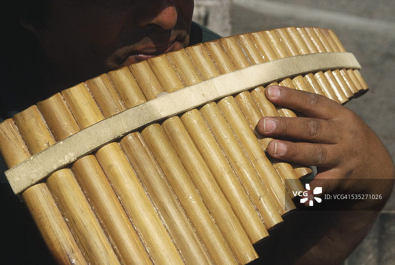 男子在印度演奏排箫图片素材