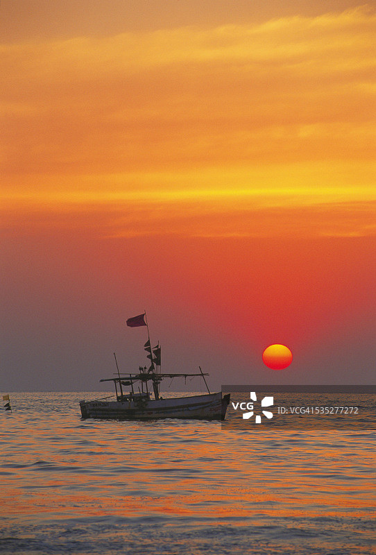 印度孟买朱胡海滩的渔船与绚丽日落图片素材