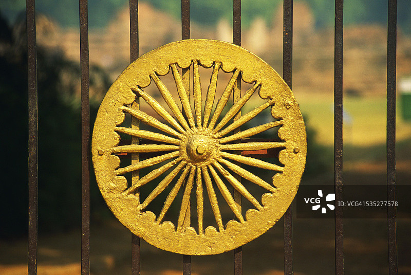 印度北方邦瓦拉纳西萨尔纳特的印度国旗上的阿育王Chakra标志图片素材