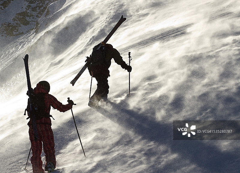 在暴风雪的冬日攀登高山图片素材