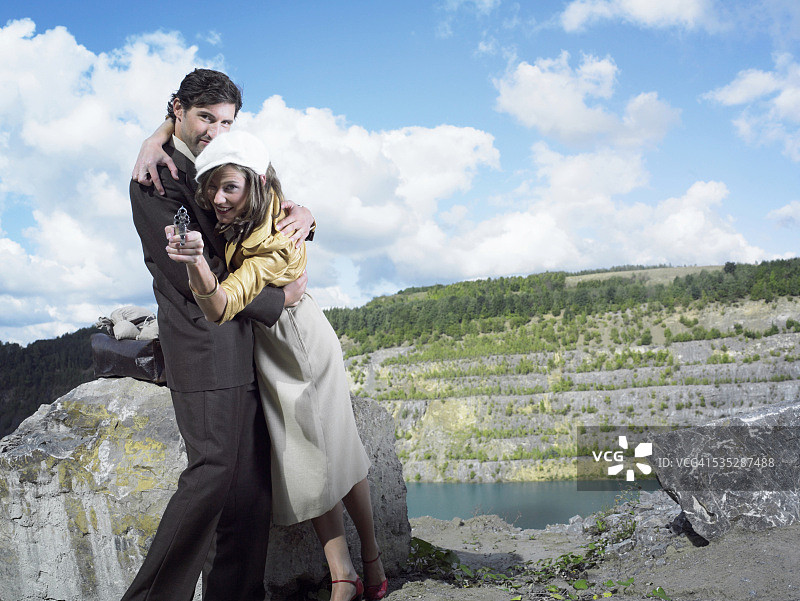 湖边手持左轮手枪的亡命徒情侣图片素材