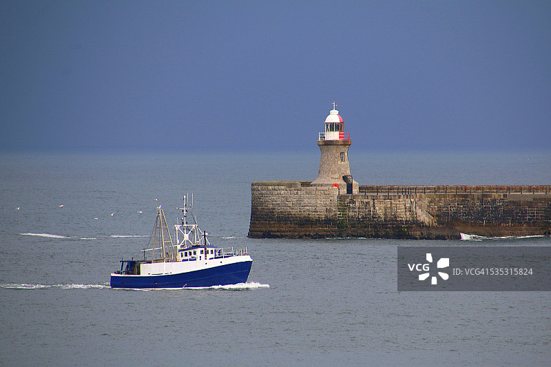 进入港口避风的渔船图片素材