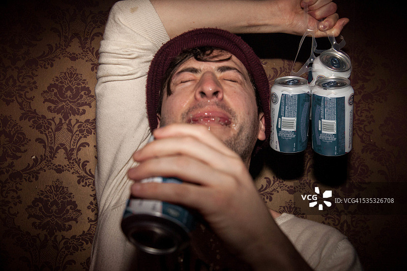 男子在酒吧里闲逛图片素材