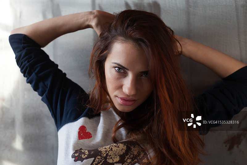 年轻女人在她的公寓里闲逛图片素材