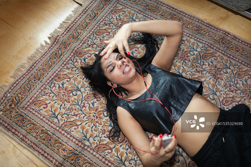 听音乐的年轻女人图片素材