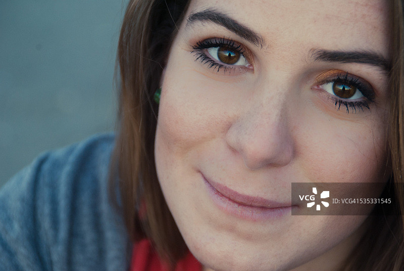 年轻女子看着镜头图片素材