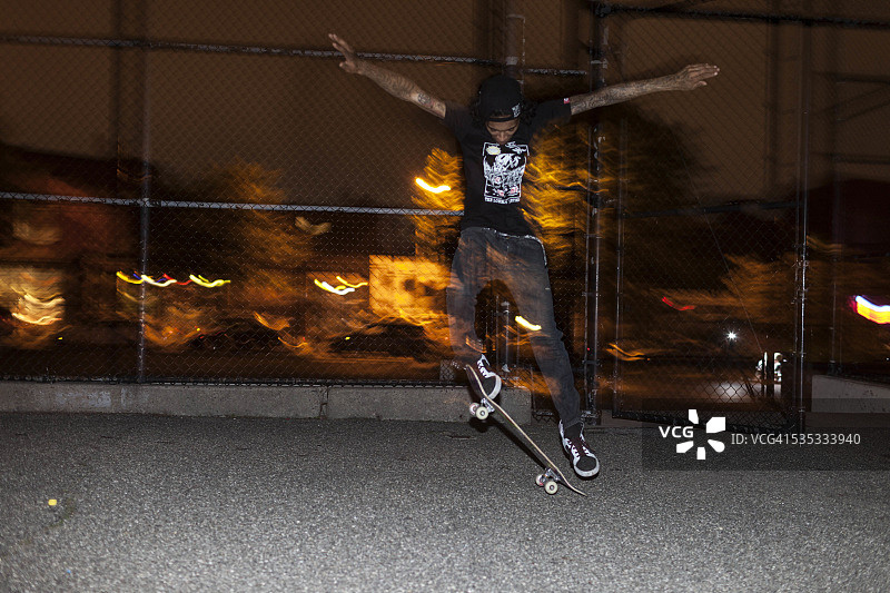 男人玩滑板图片素材