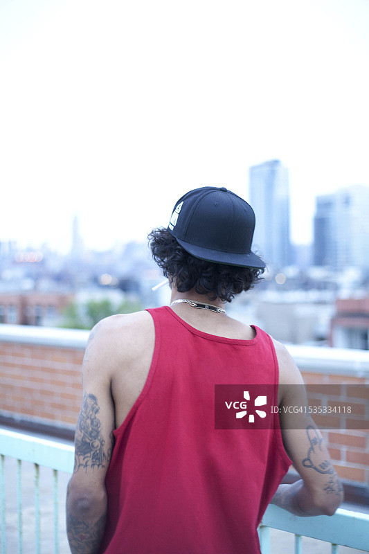 年轻人在屋顶休闲图片素材