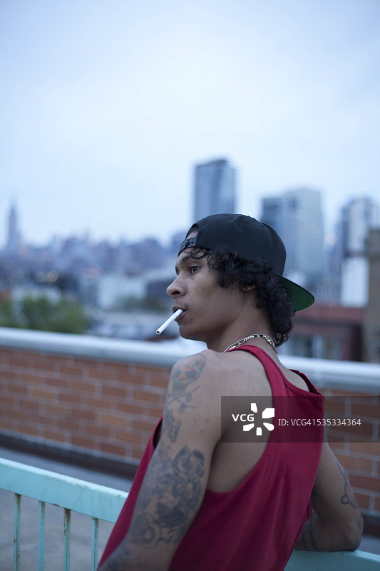 年轻人在屋顶休闲图片素材