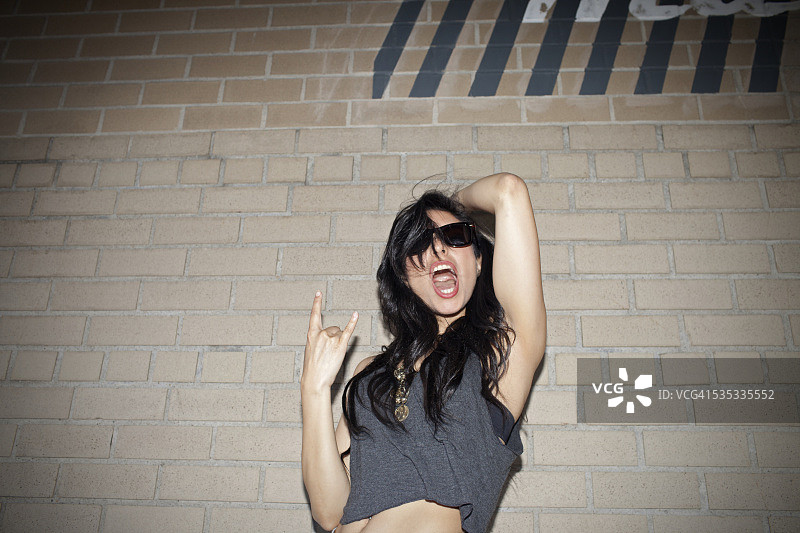 戴太阳镜的年轻女人 портрет图片素材