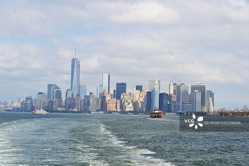 从史泰登岛渡轮观赏纽约天际线图片素材