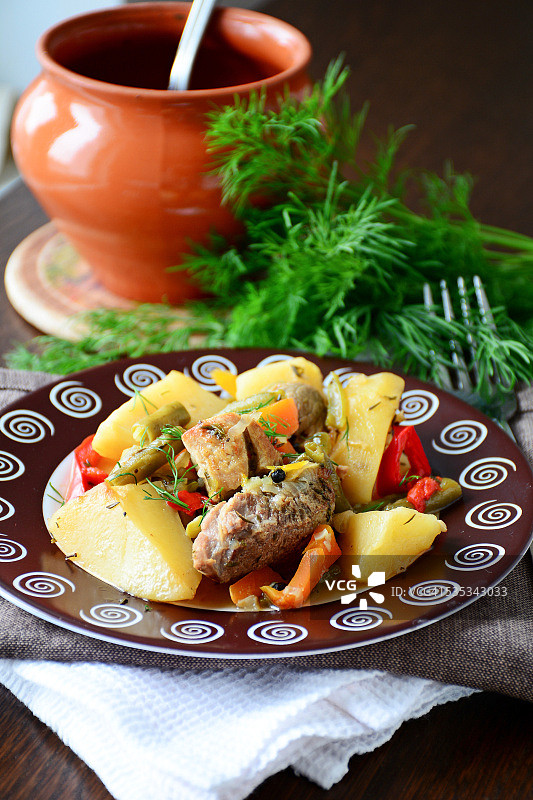 棕色盘子里的莳萝炖肉图片素材