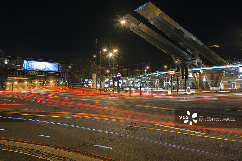 进入隧道的车流轨迹图片素材