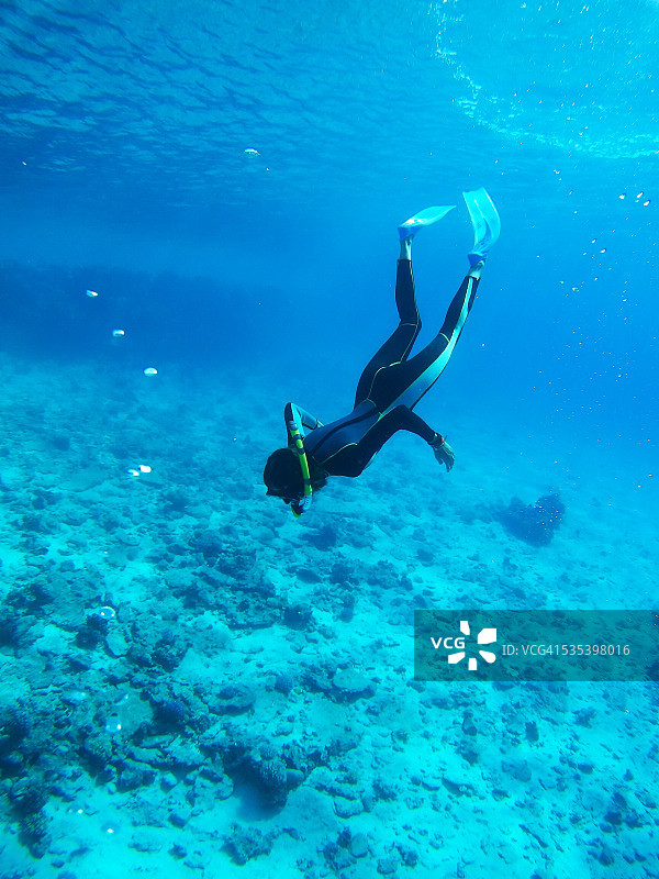 深海中的潜水员图片素材