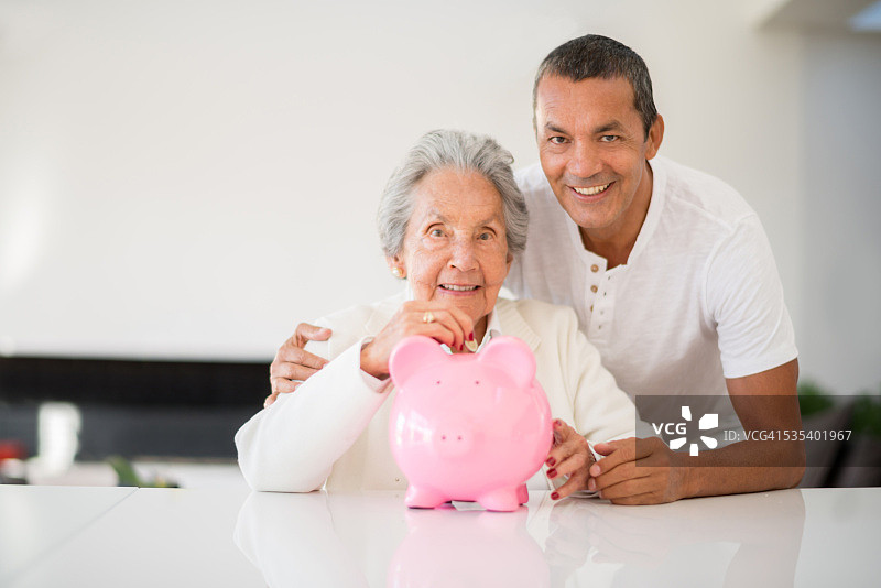 正在存钱的年长女性图片素材
