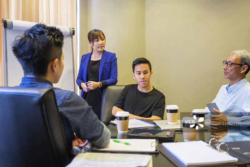 亚洲企业家与年长男士的商务会议图片素材