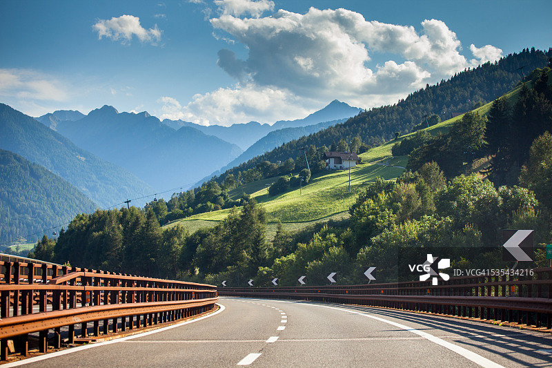 穿越意大利阿尔卑斯山的公路图片素材