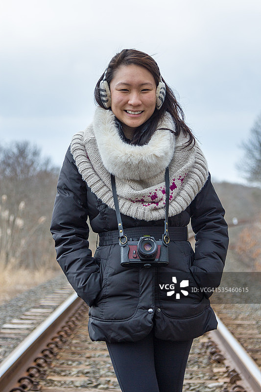 铁轨上的年轻女人图片素材