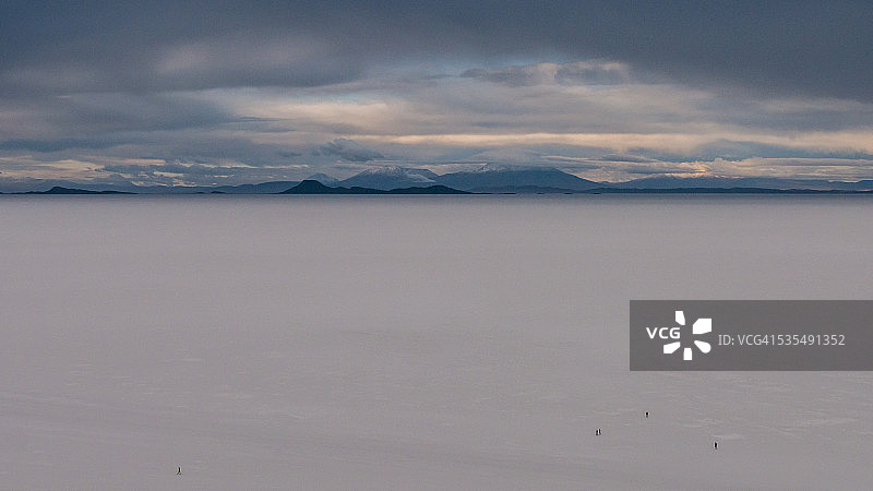 乌尤尼盐沼和安第斯山脉的宽阔景色图片素材