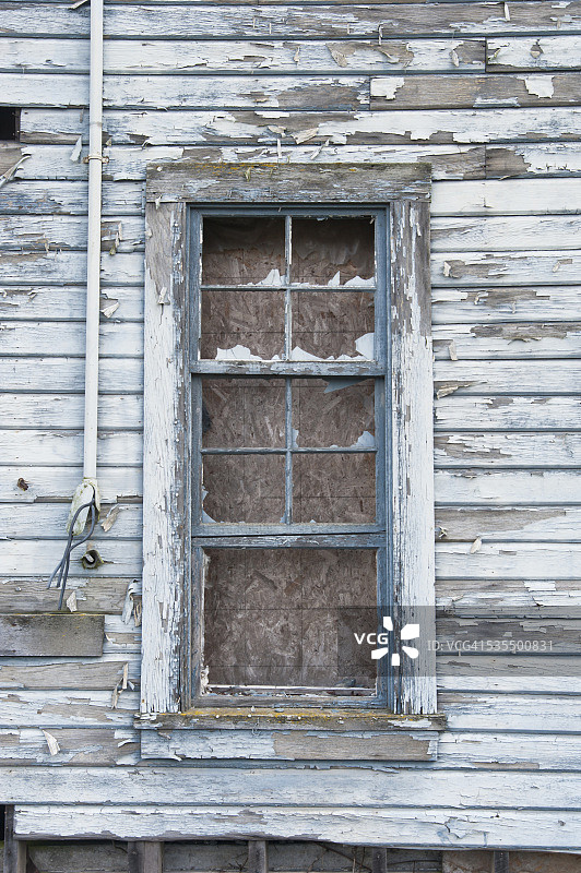 旧厂房中破损的木板窗户图片素材