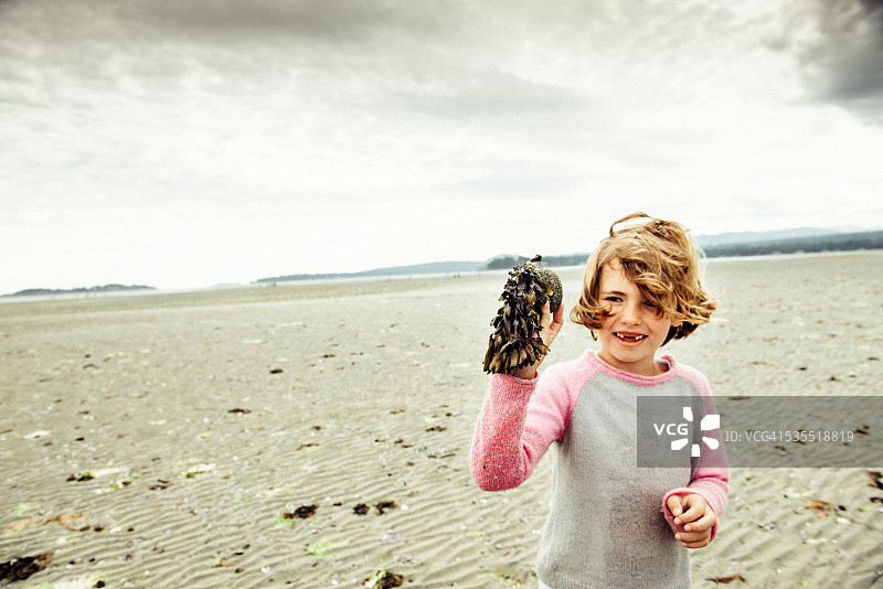 在温哥华岛拉思里弗海滩玩耍的小女孩图片素材