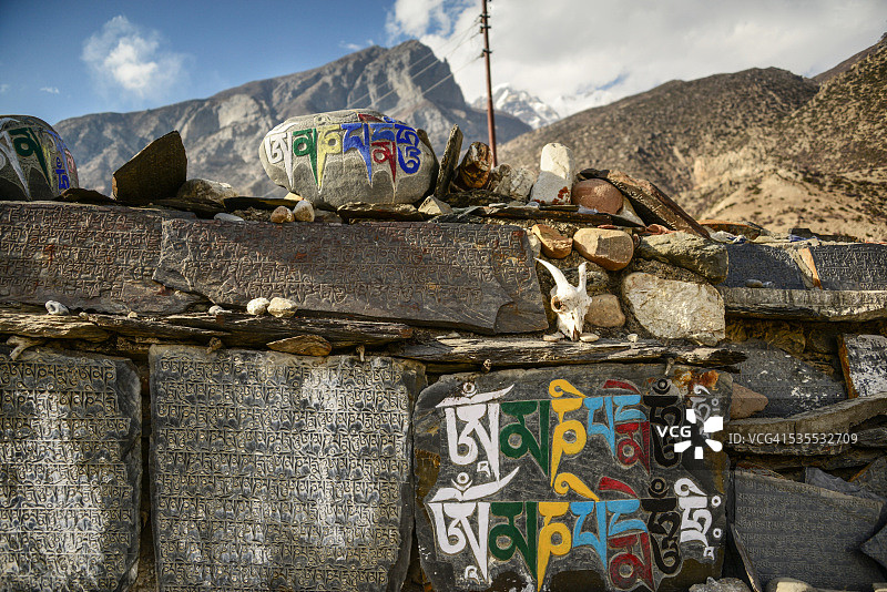尼泊尔喜马拉雅山脉马南山谷的嘛呢石图片素材