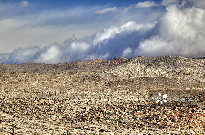 沙漠景观中的冬季风暴图片素材