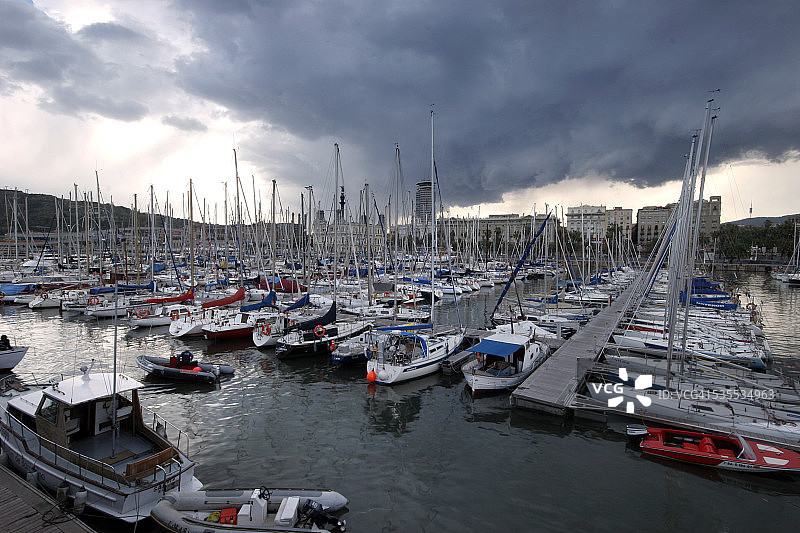 巴塞罗那韦尔港码头的帆船图片素材