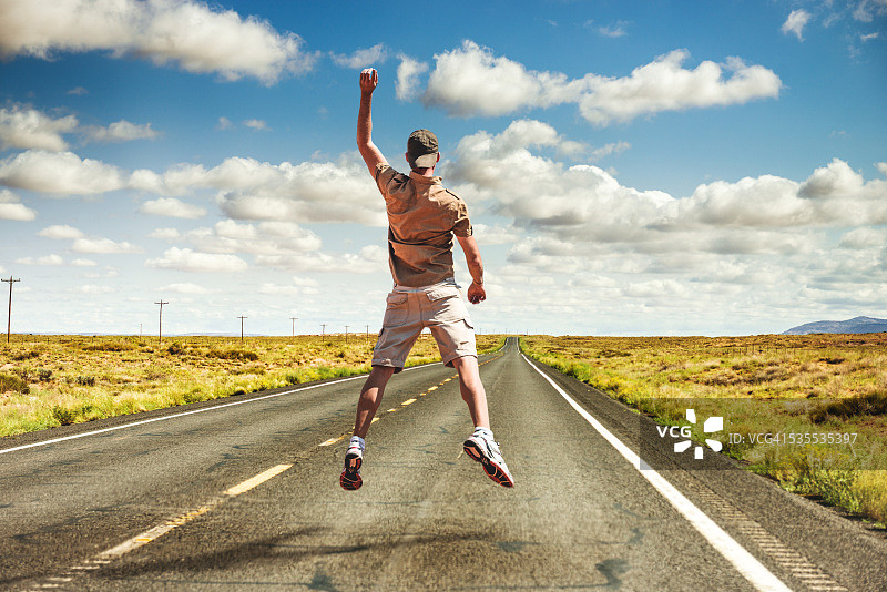 在路上跳跃的幸福男人图片素材