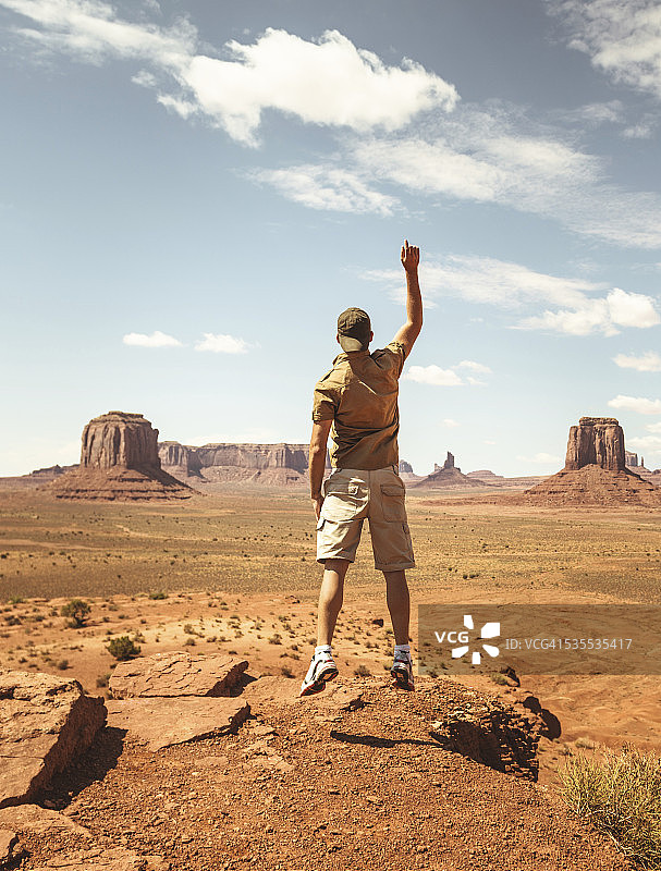 纪念碑谷的幸福男人-纳瓦霍部落国家公园图片素材